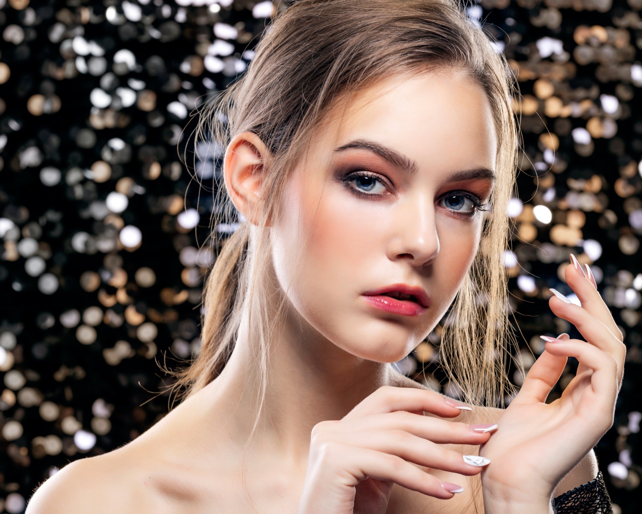 Красивая молодая голубоглазая девушка с маникюром