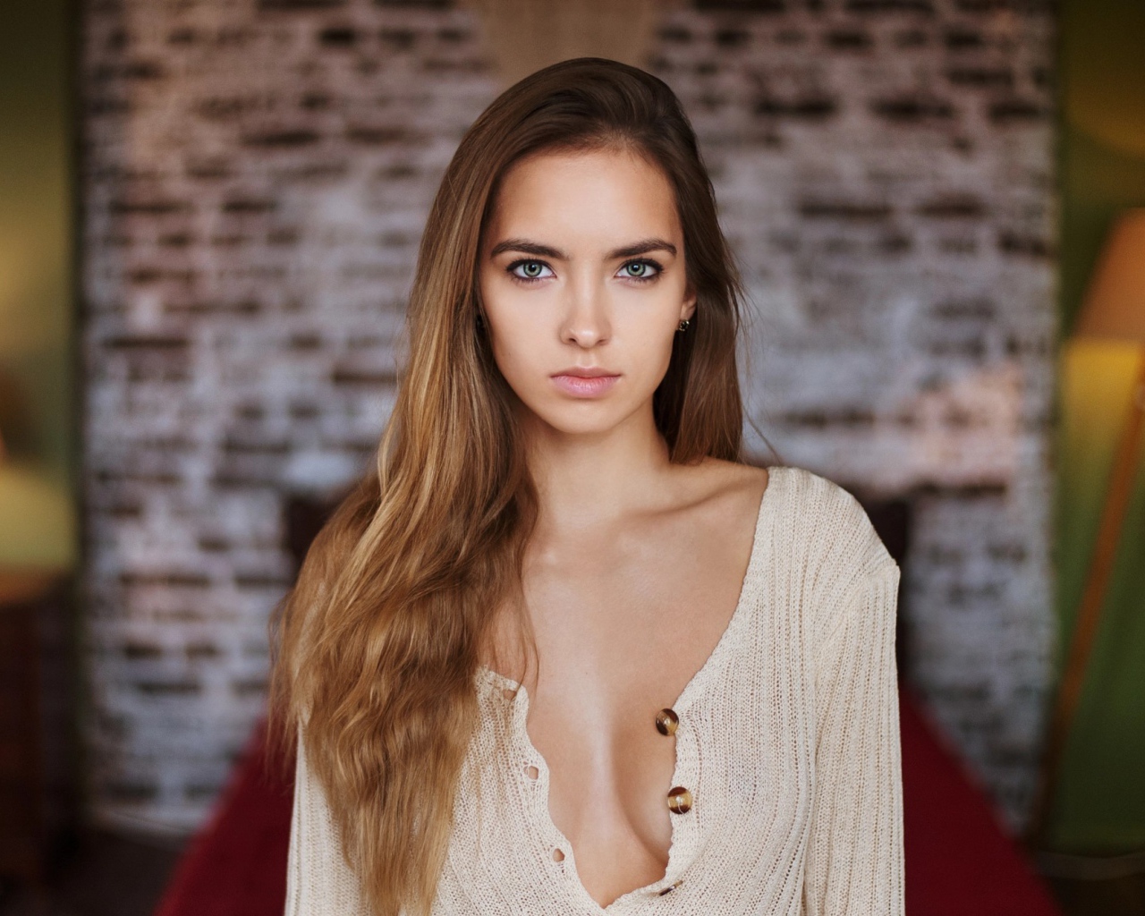 Красивая молодая нежная девушка в белом свитере