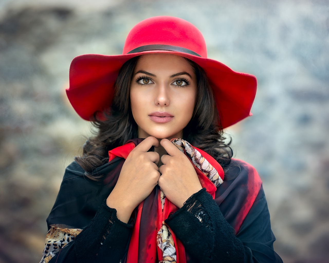 Брюнетка с большими глазами в красной шляпе 