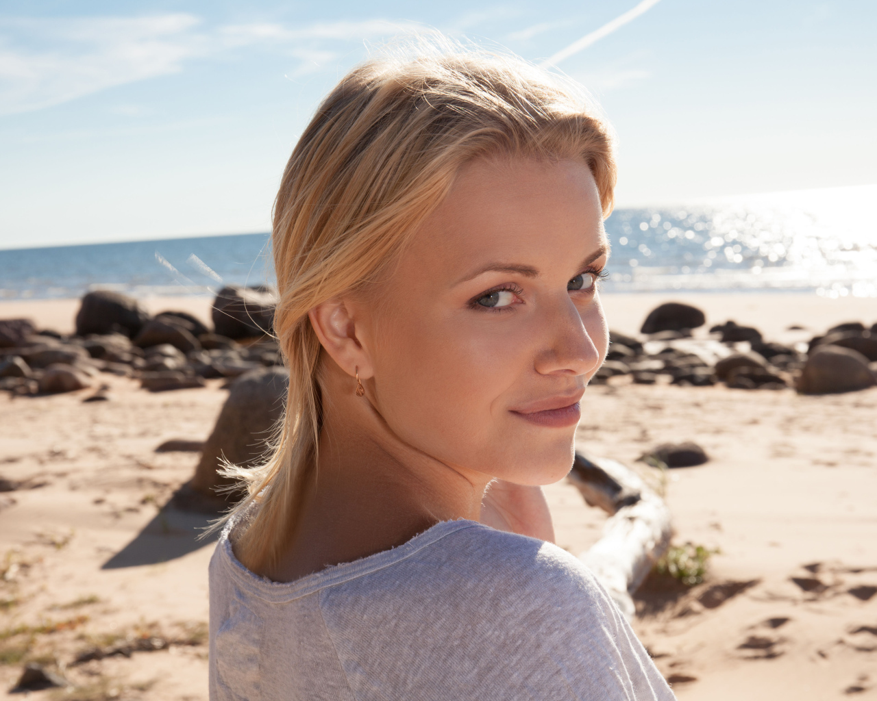 Блондинка с серыми глазами на берегу океана