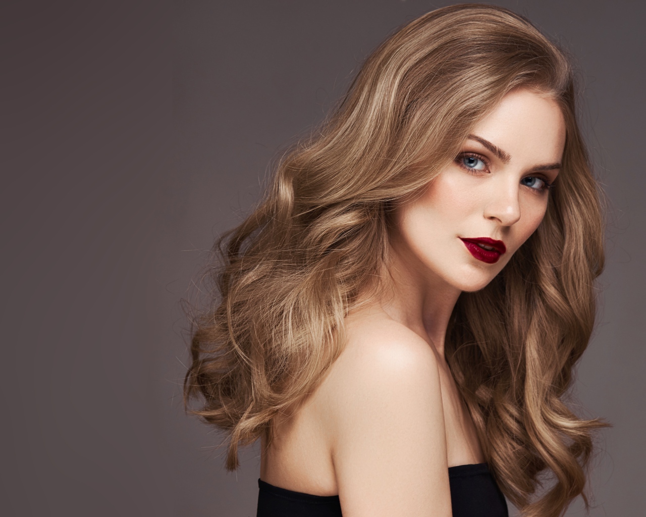 Голубоглазая девушка с длинными красивыми волосами