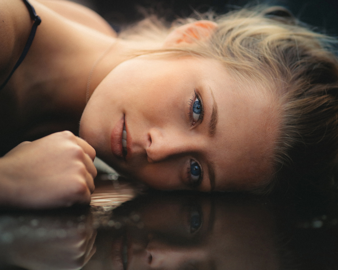 Голубоглазая девушка модель лежит на полу