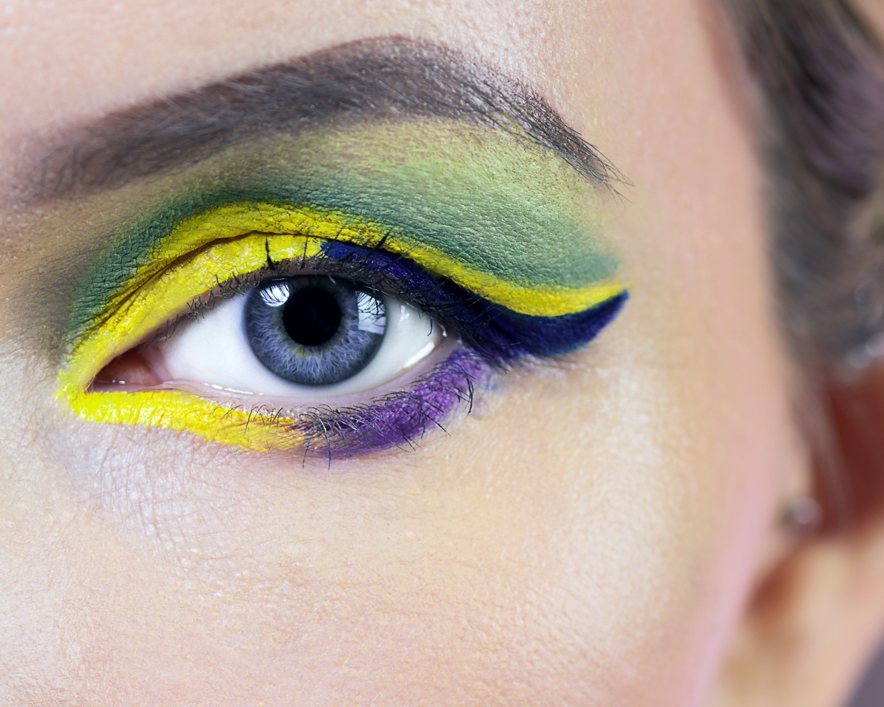 Накрашенный глаз голубоглазой девушки