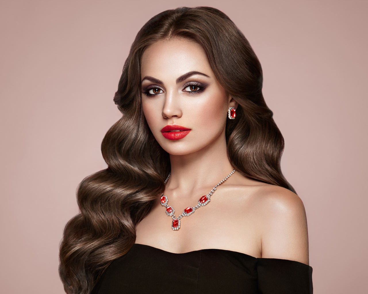 Яркая красивая девушка с украшениями на розовом фоне