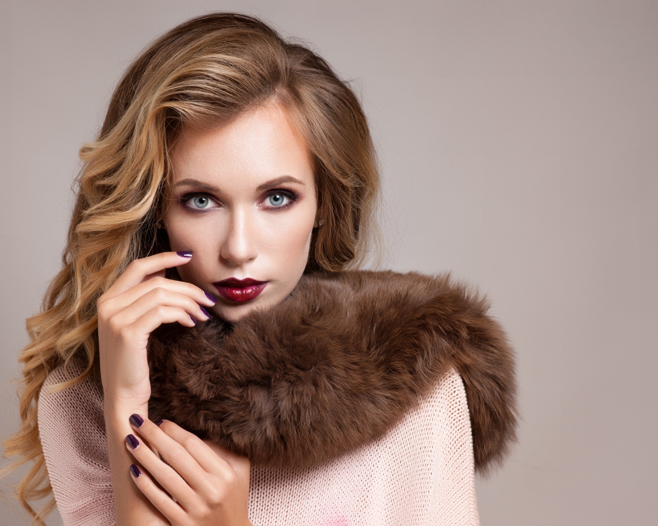 Яркая девушка блондинка с меховым воротником