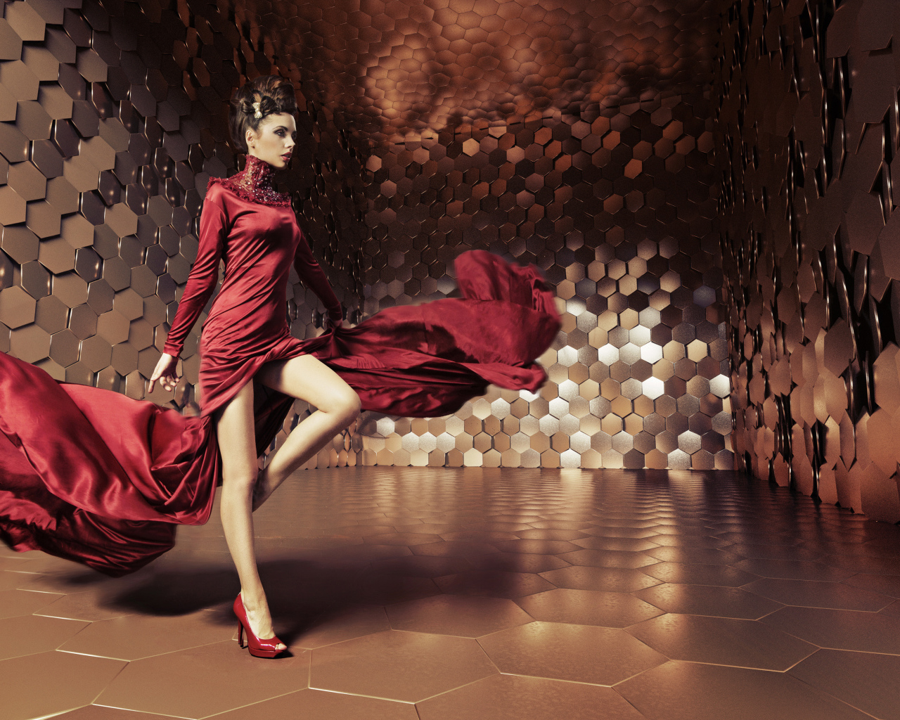 Яркая девушка в красивом красном платье в комнате 