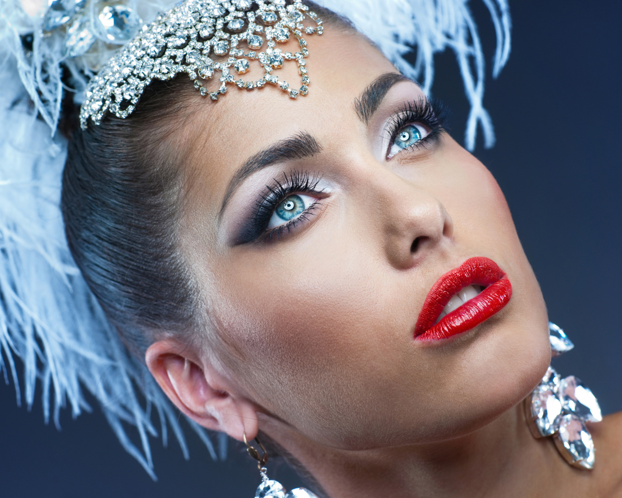 Яркая девушка в карнавальном костюме 