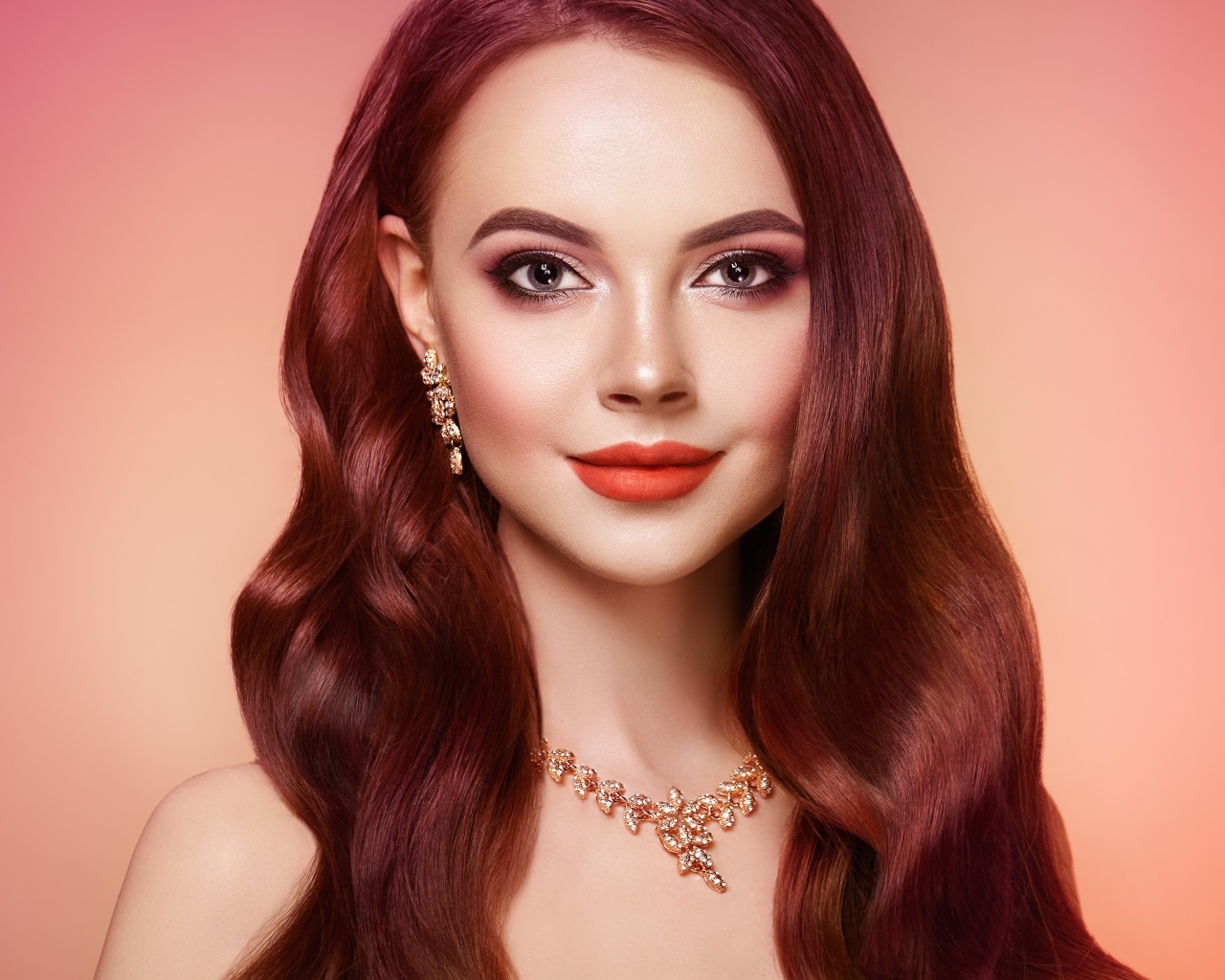 Яркая рыжеволосая девушка с украшениями крупным планом