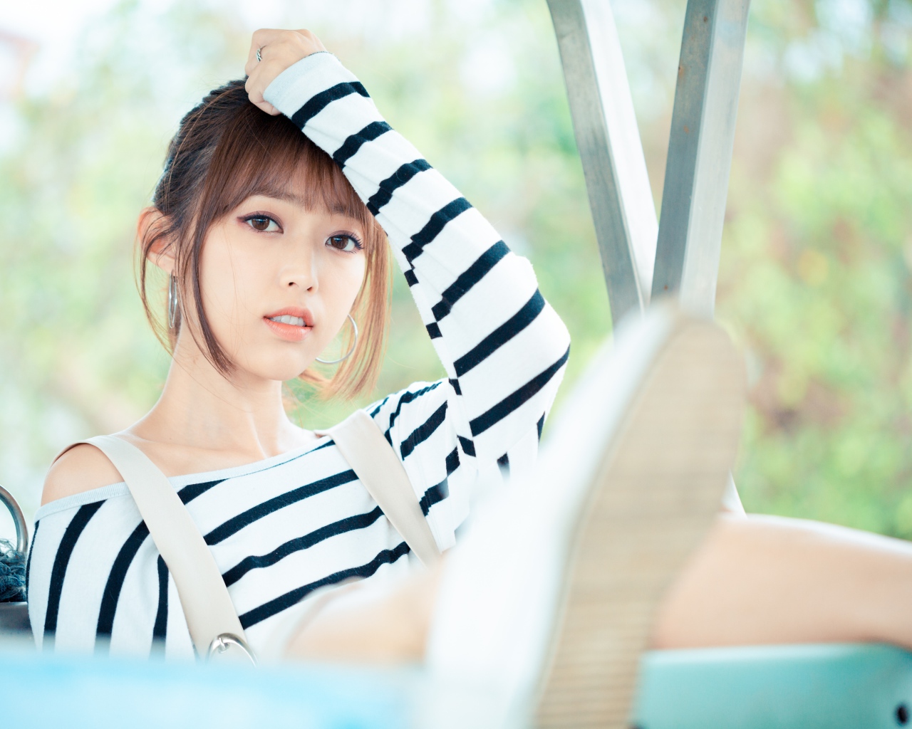 Кареглазая девушка азиатка в полосатом свитере