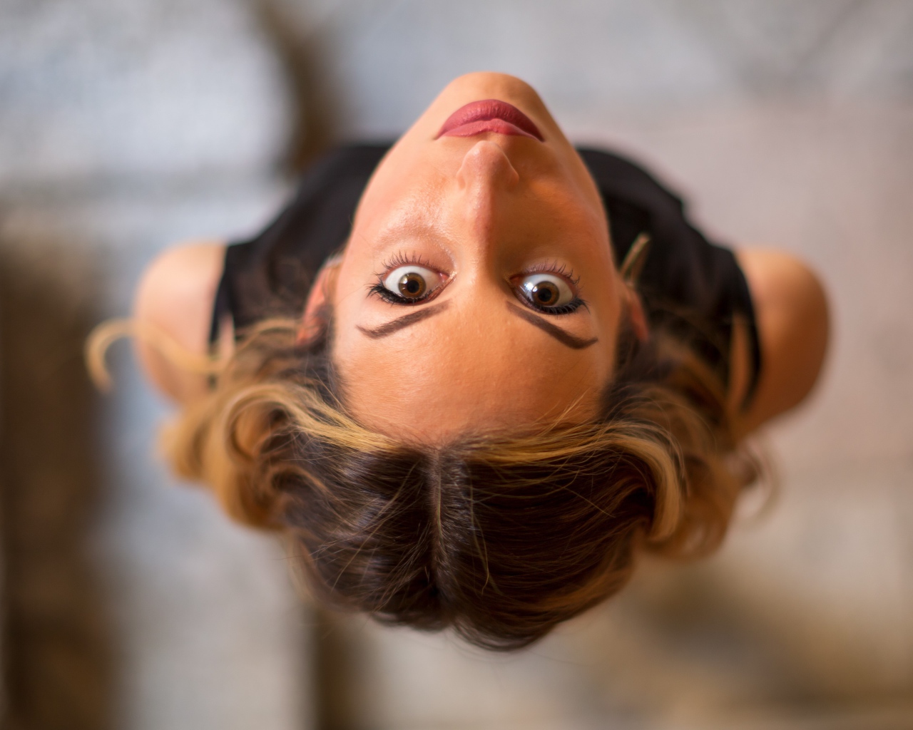 Кареглазая девушка смотрит вверх