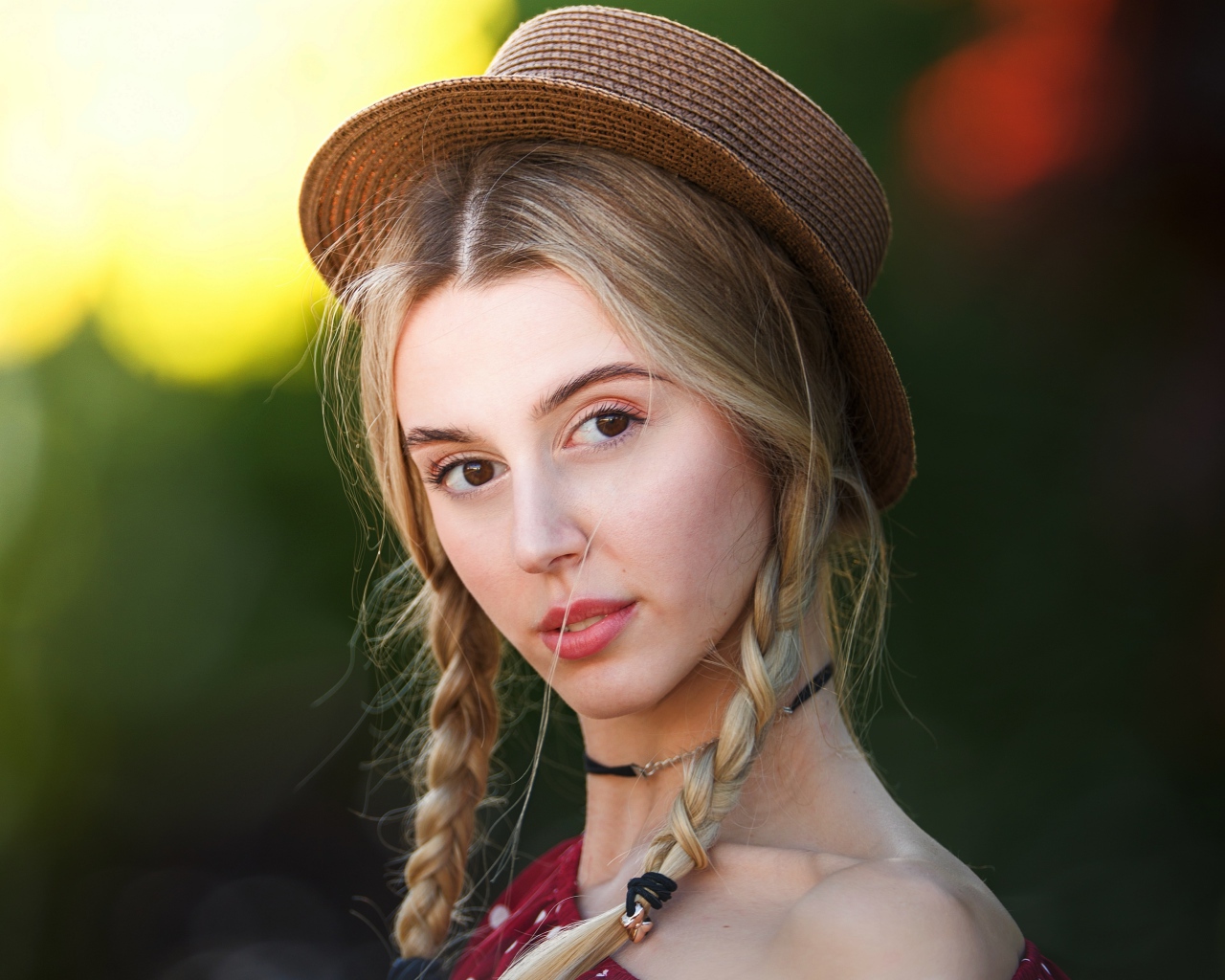 Кареглазая девушка с косами на голове в шляпе