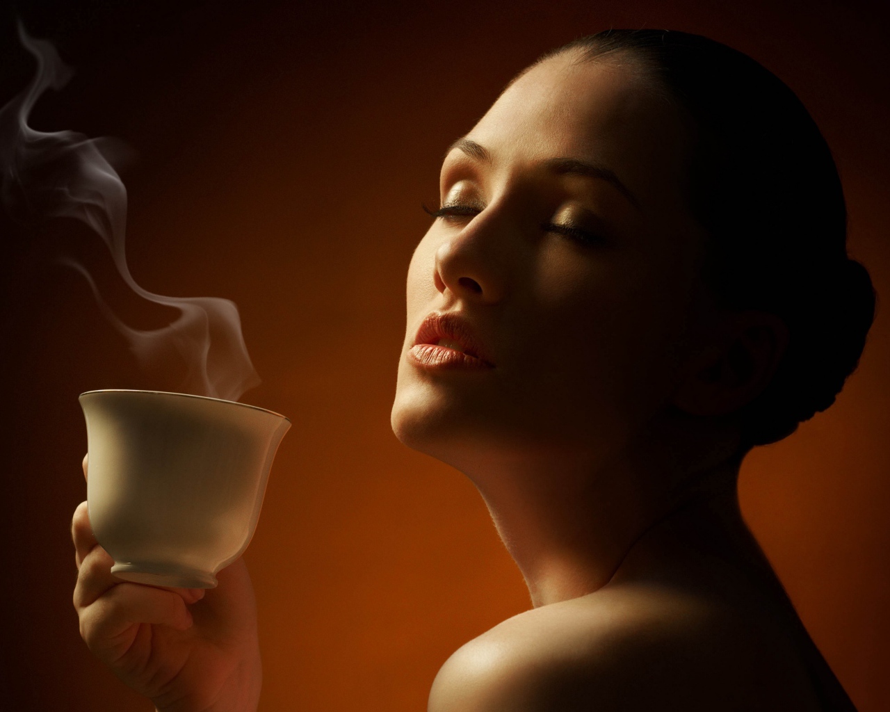 Очаровательная нежная девушка наслаждается кофе