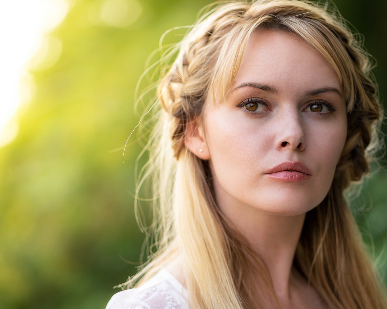 Задуманная кареглазая блондинка лицо крупным планом