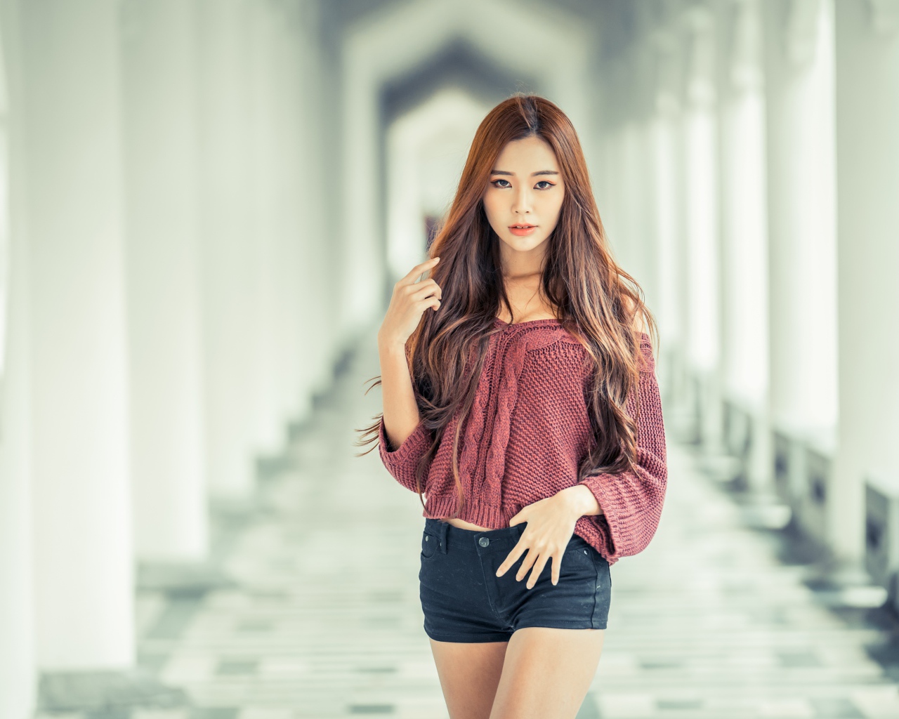 Милая девушка азиатка в коротких шортах 