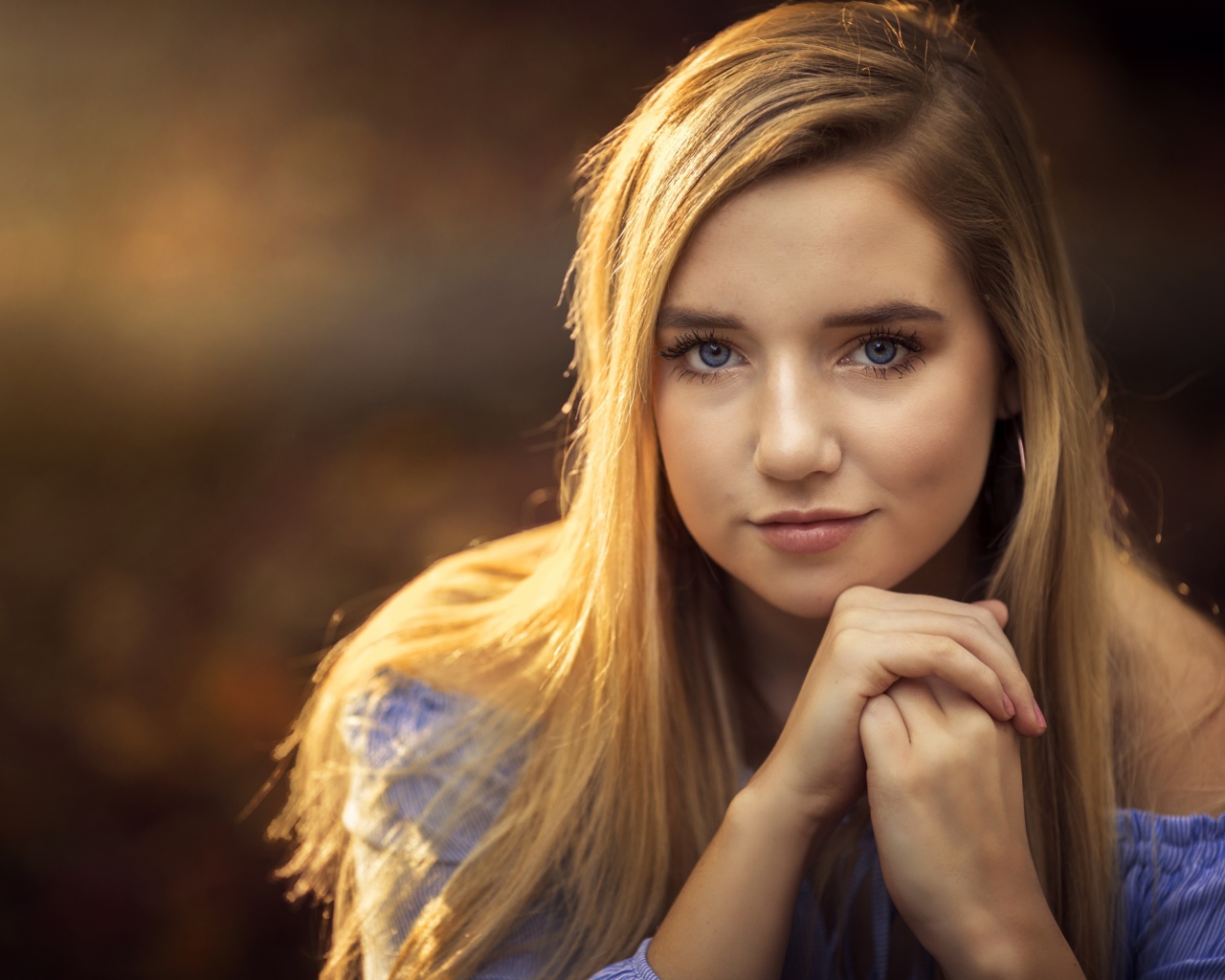Милая голубоглазая девушка в лучах солнца