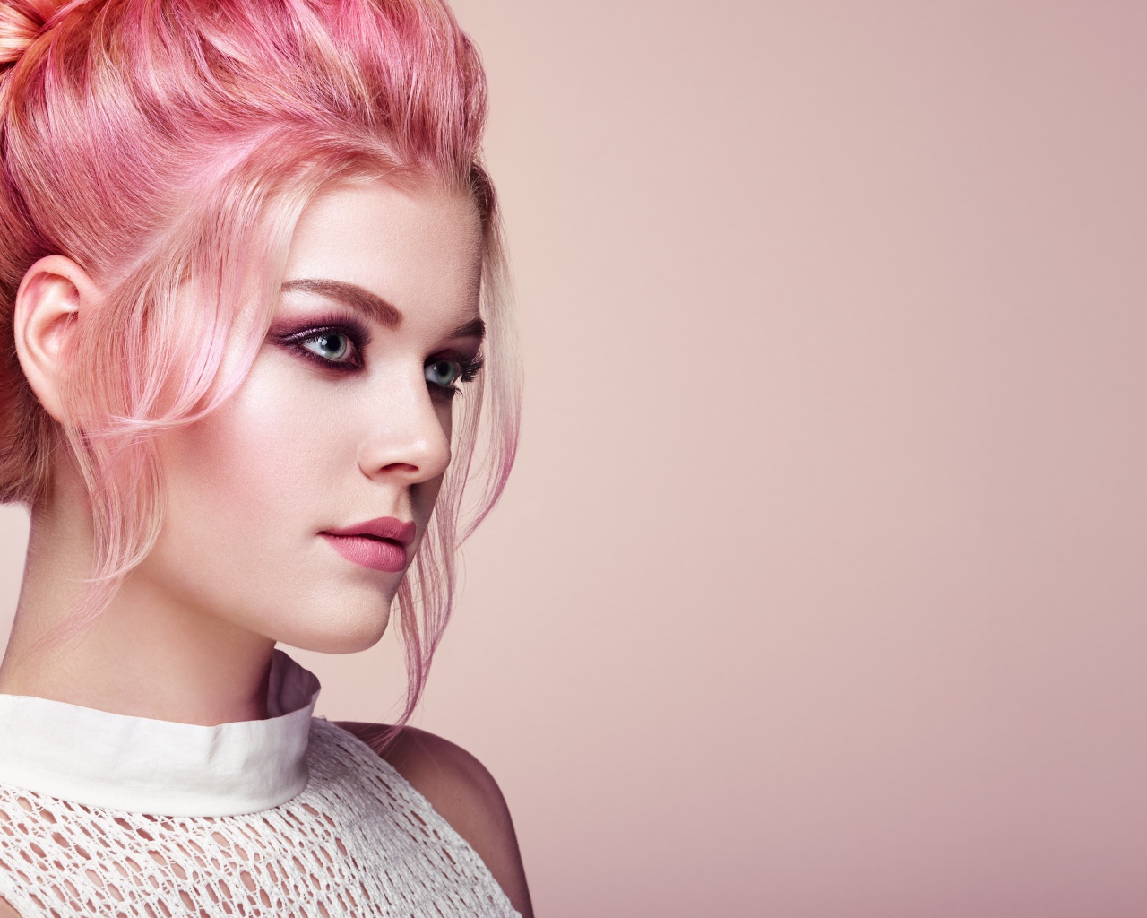 Милая девушка с розовыми волосами в белом наряде