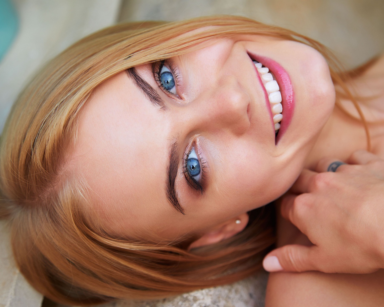 Милая улыбающаяся голубоглазая девушка