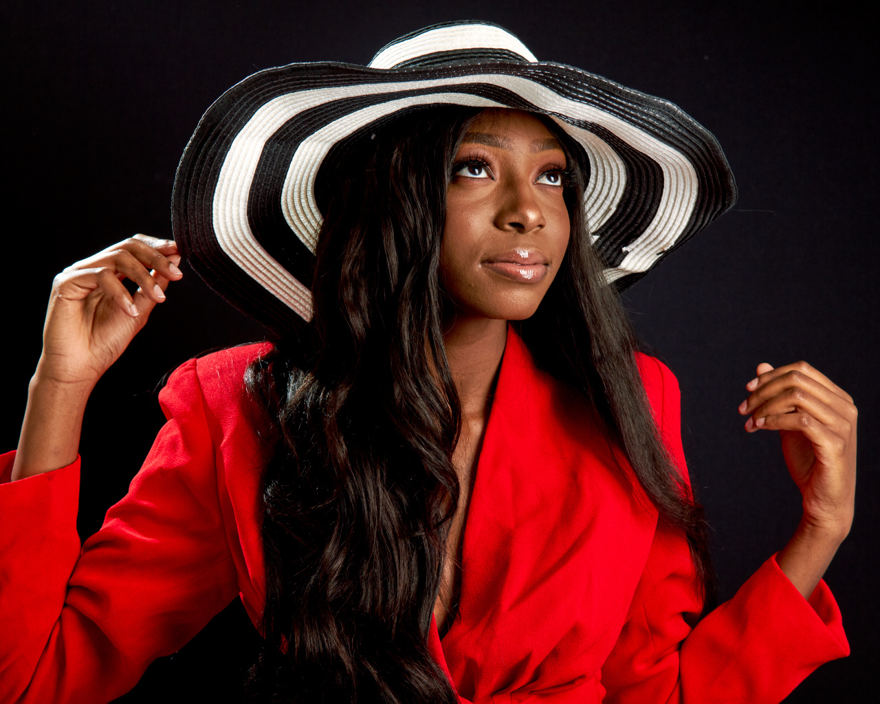 Темнокожая девушка в большой шляпе 