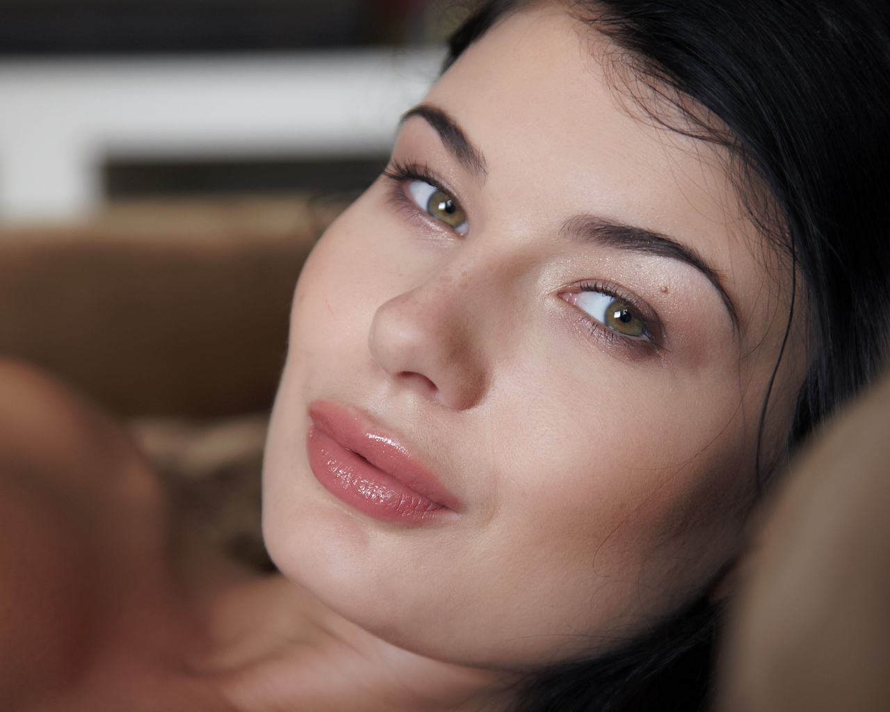 Нежная брюнетка лицо крупным планом