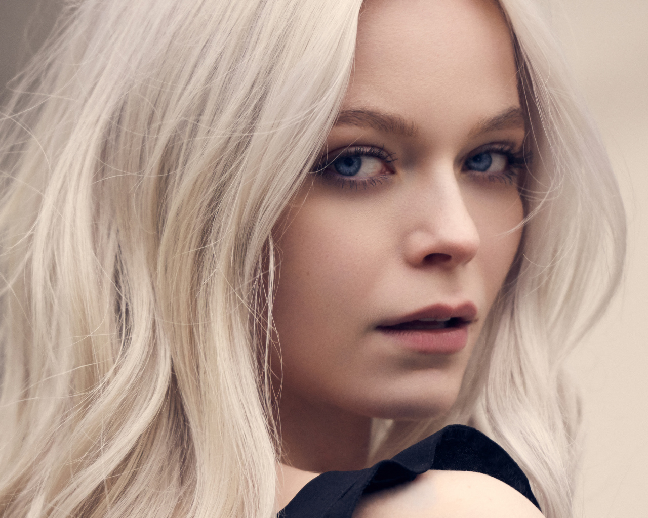 Лицо голубоглазой блондинки крупным планом