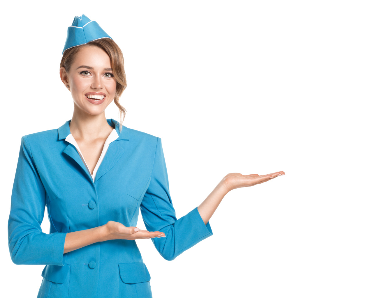 Девушка в синем костюме стюардессы на белом фоне