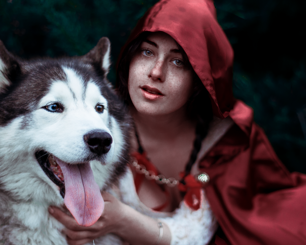 Девушка в красном плаще с собакой породы хаски
