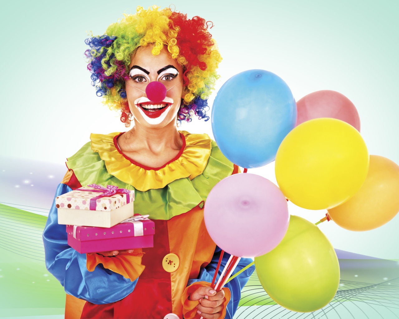 Девушка в костюме клоуна с воздушными шарами и подарками
