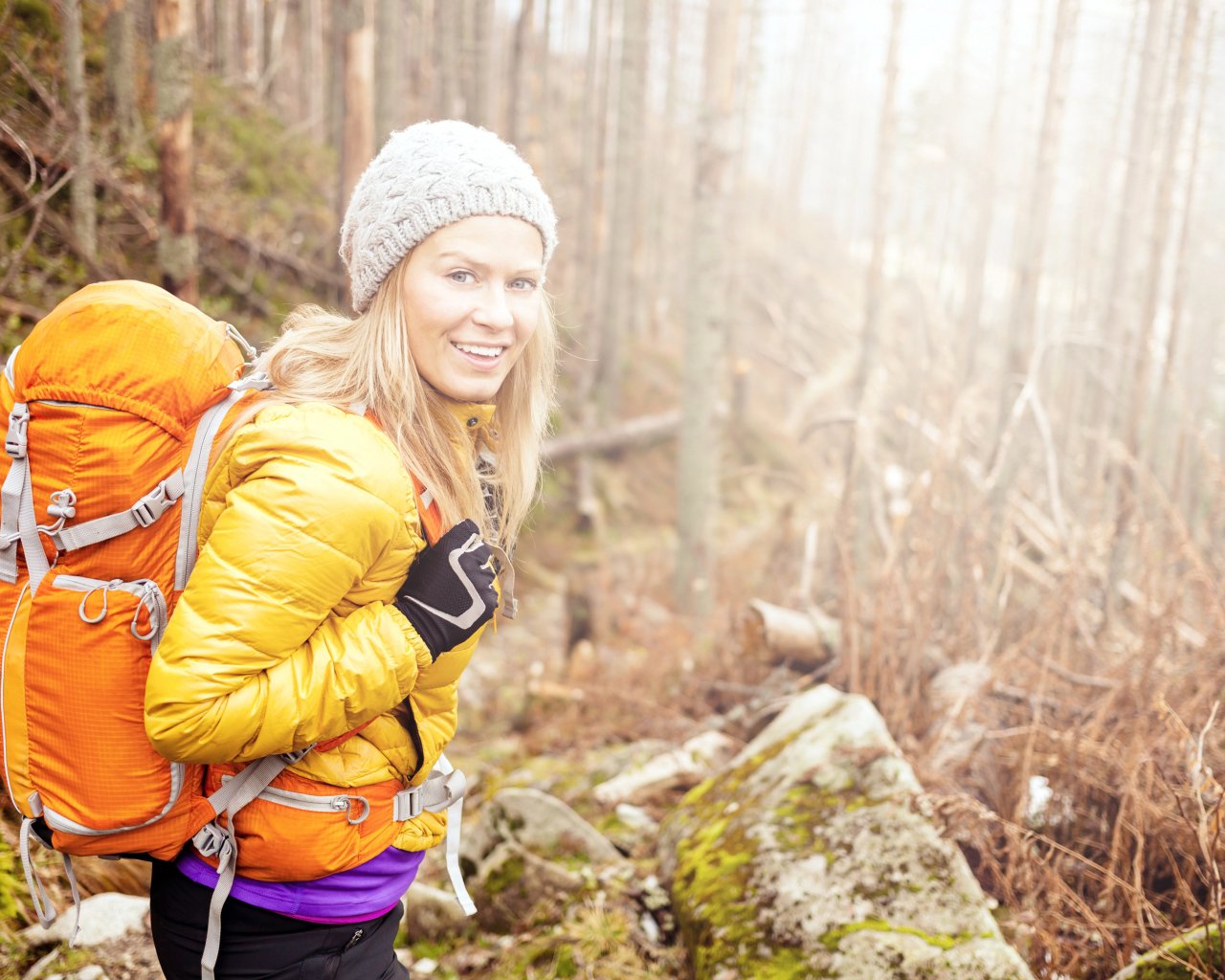 Девушка с рюкзаком в лесу 
