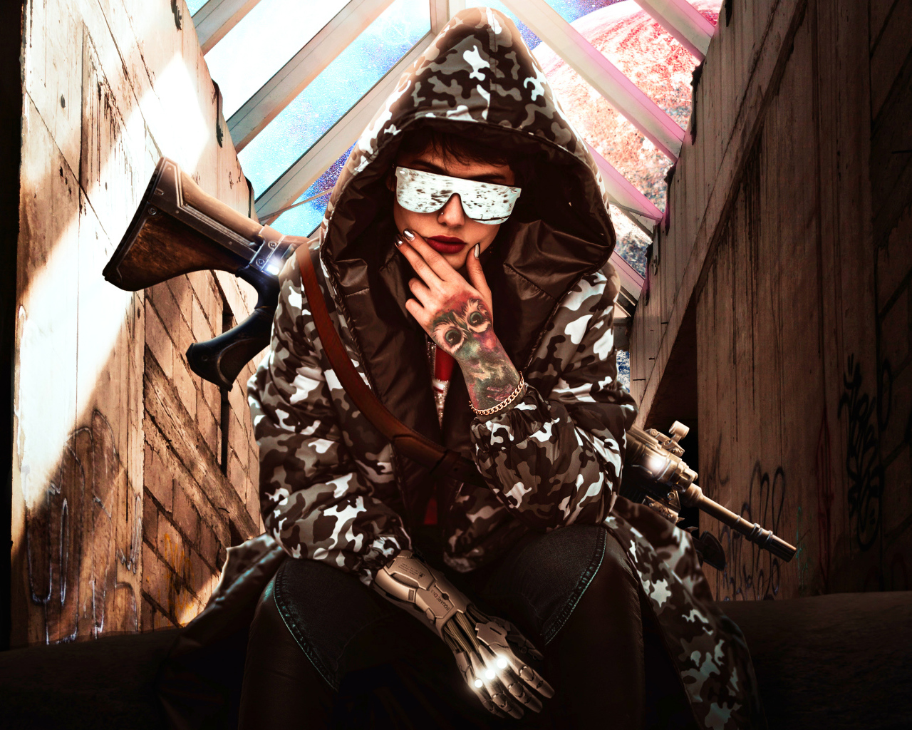 Девушка с оружием в худи и очках 