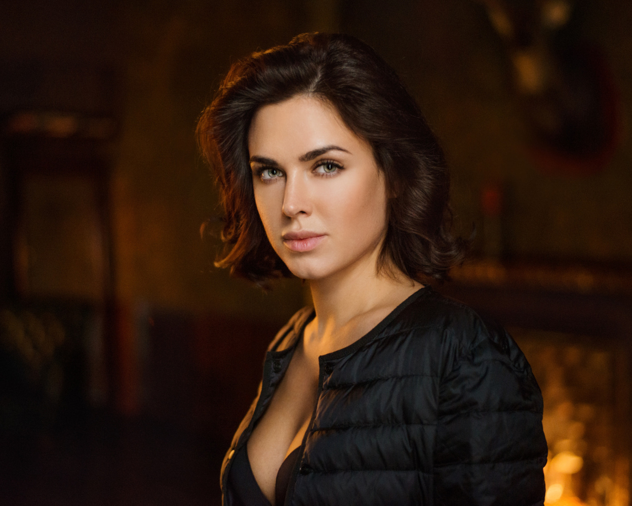 Девушка с короткой стрижкой в черной куртке