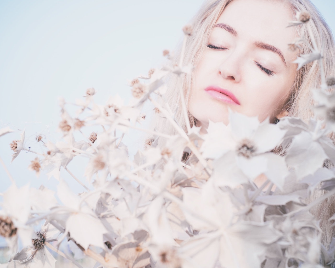 Девушка с закрытыми глазами в цветах 