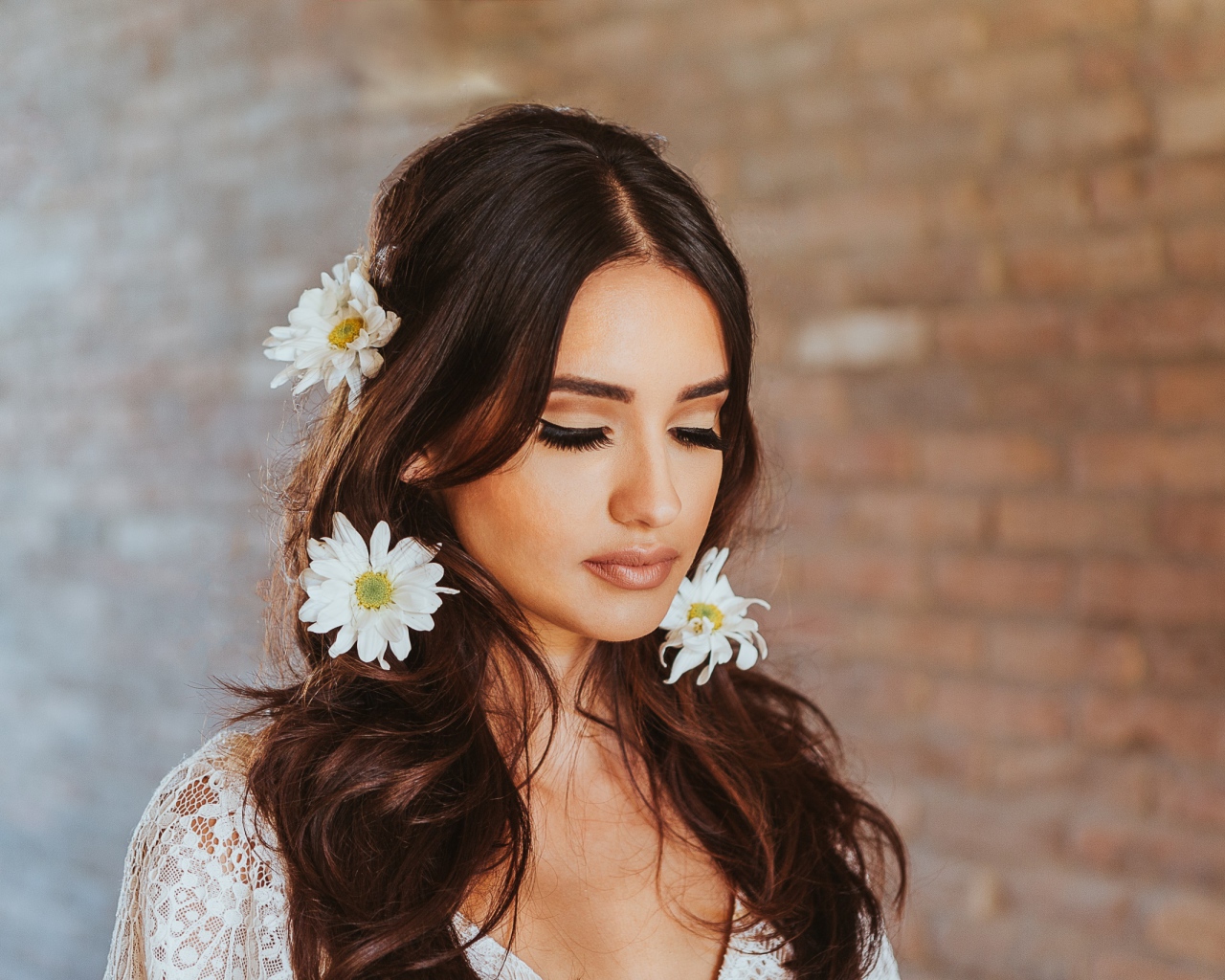 Девушка с закрытыми глазами с ромашками в волосах 