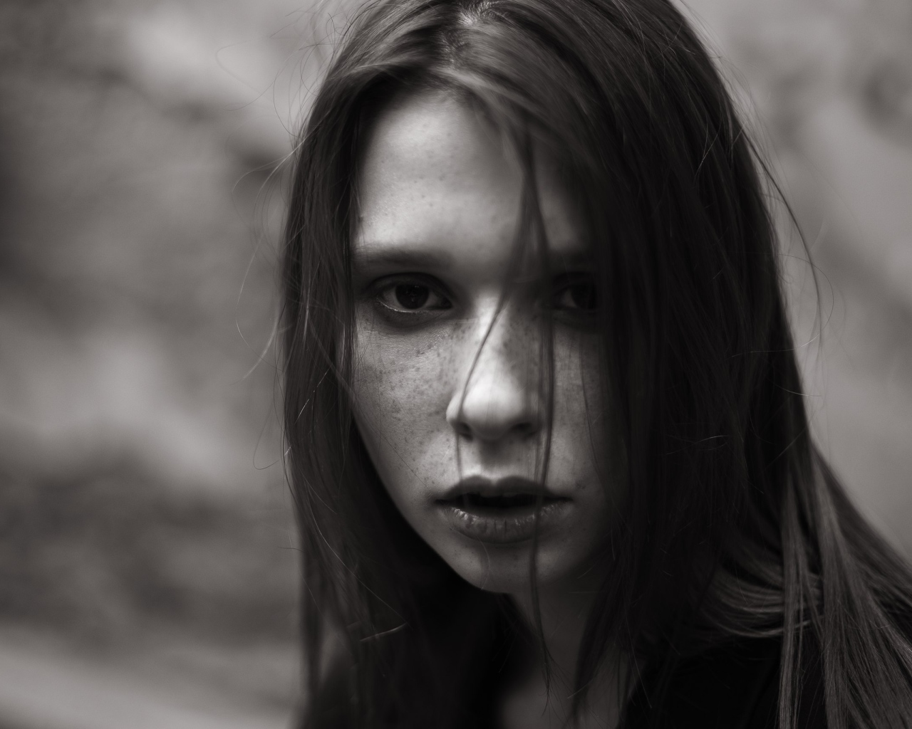 Девушка с веснушками на лице черно- белое фото 