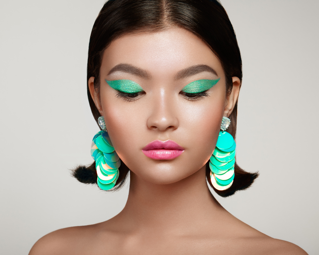 Девушка с зеленым макияжем и розовыми губами