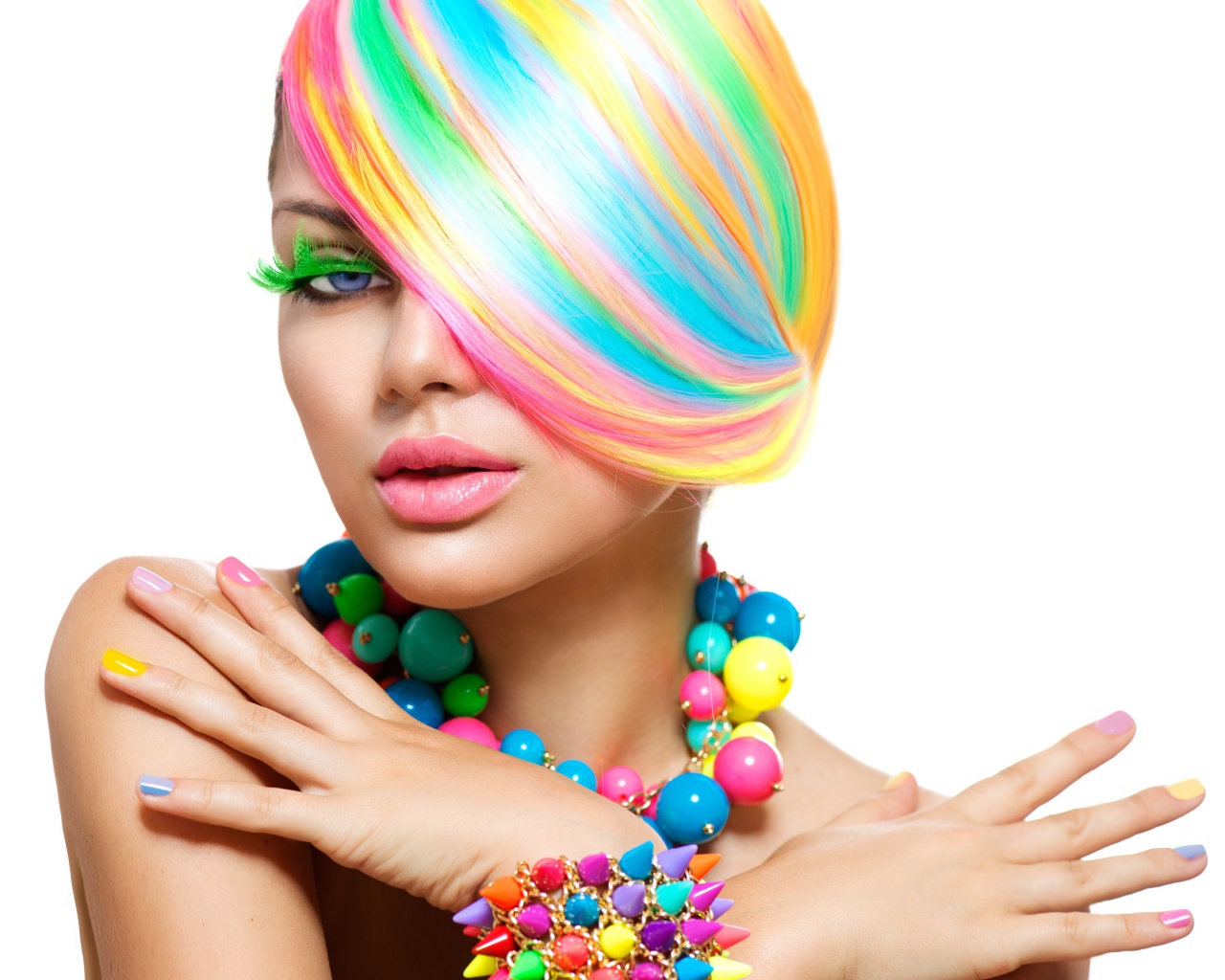 Девушка с разноцветными волосами и украшениями на шее и руках