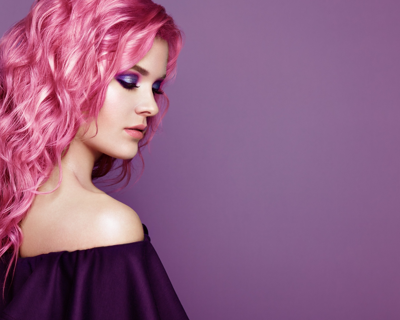 Девушка с розовыми волосами на сиреневом фоне