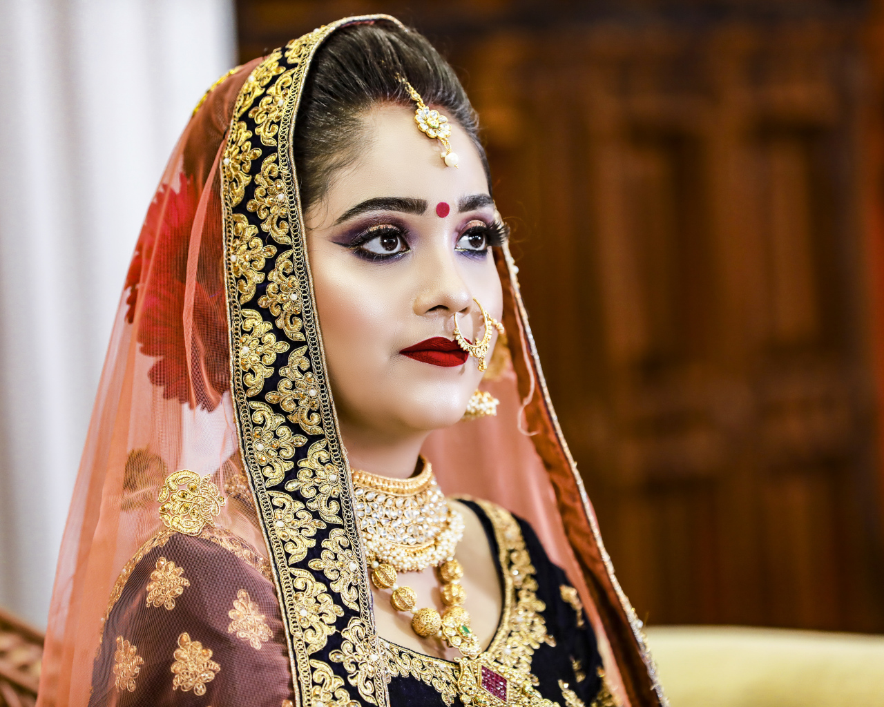 Девушка в индийском костюме невесты