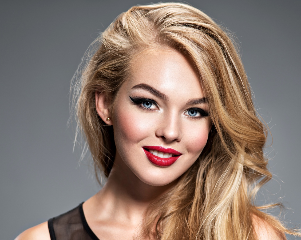 Длинноволосая голубоглазая девушка с красивым макияжем 