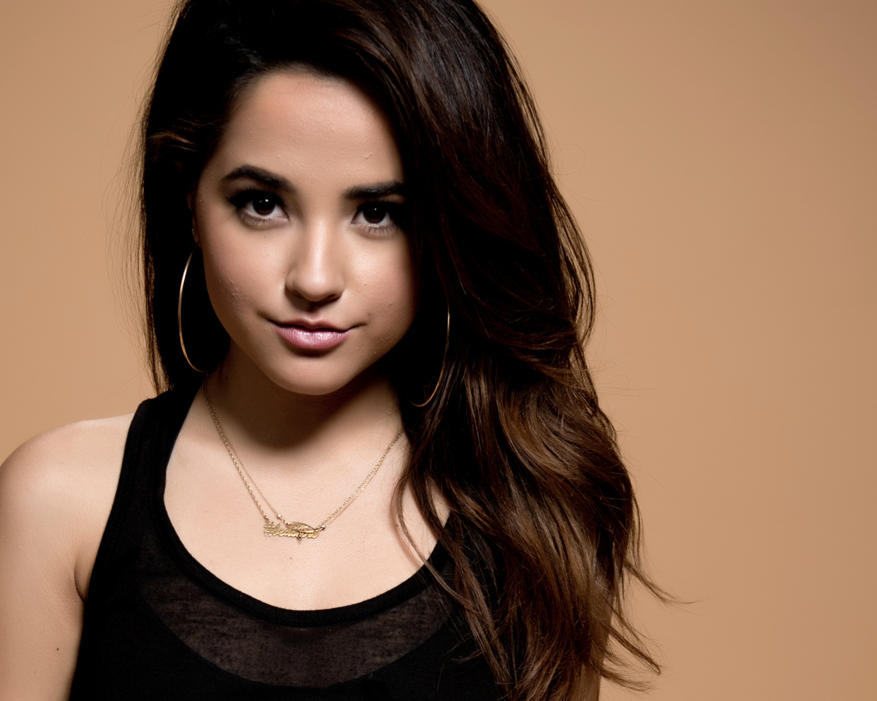 Длинноволосая шатенка с карими глазами на бежевом фоне