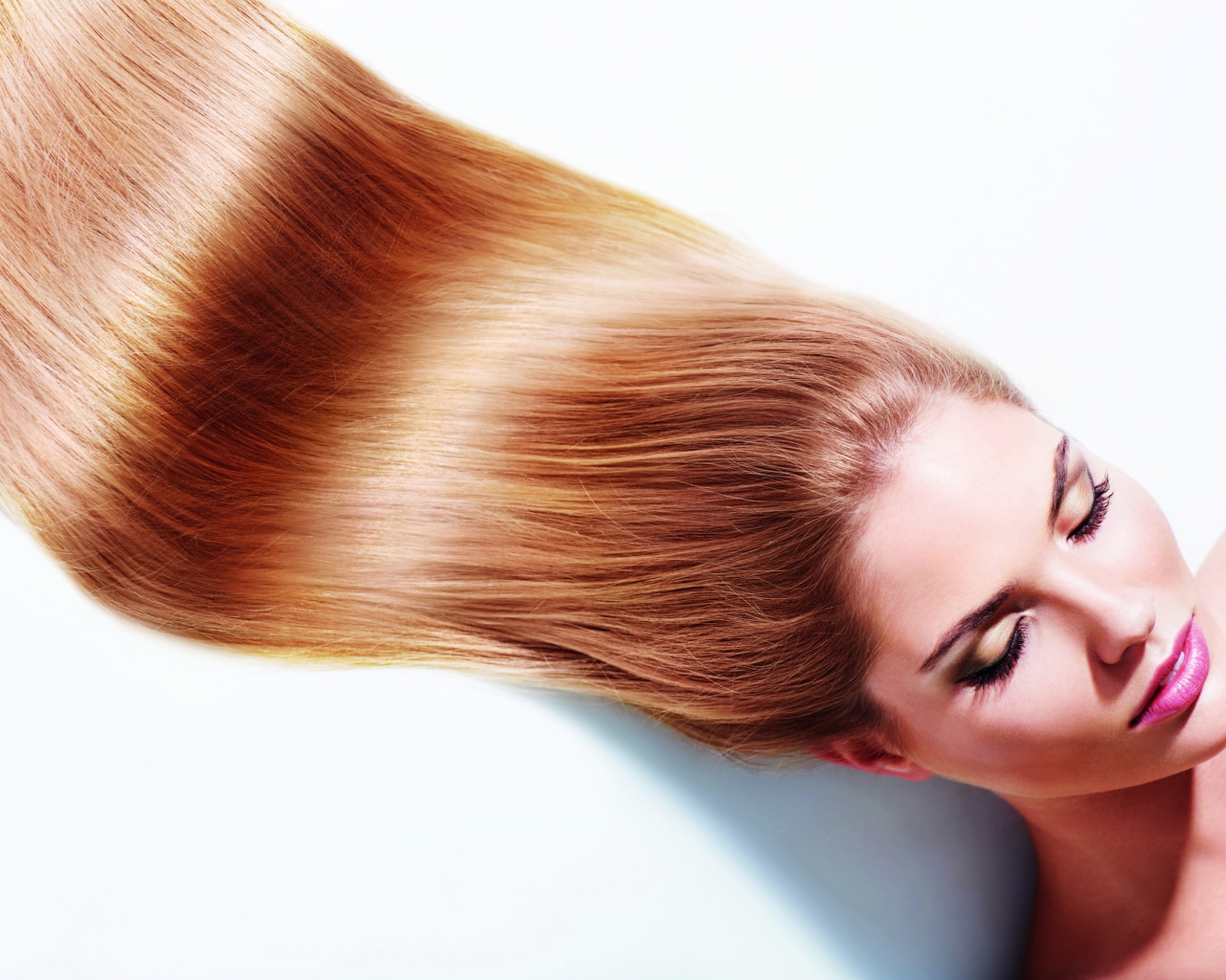 Длинноволосая шатенка с закрытыми глазами на белом фоне