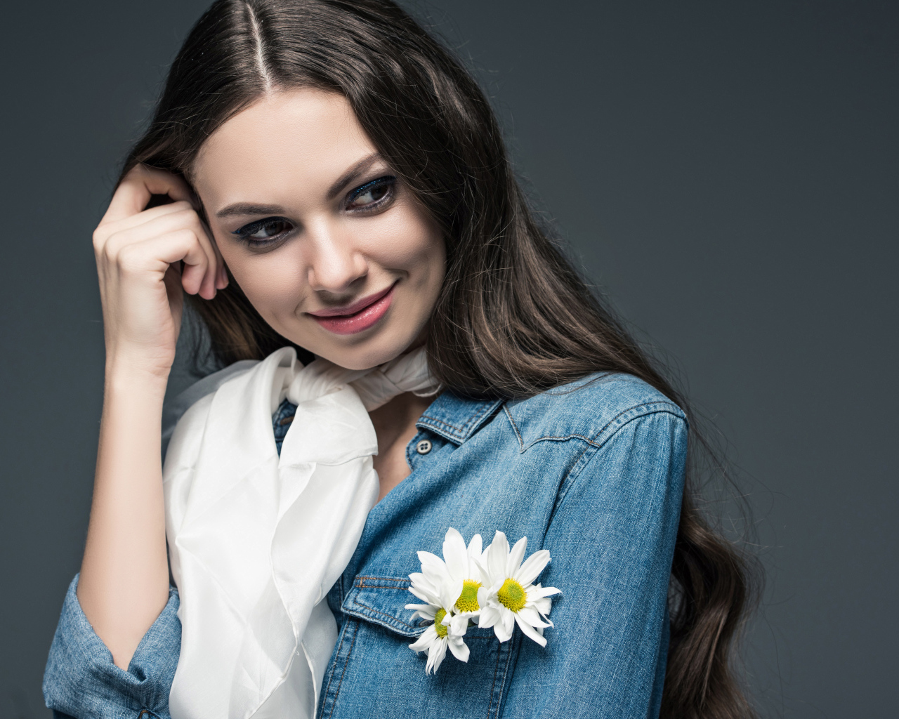 Длинноволосая девушка в джинсовом пиджаке с шарфом на шее