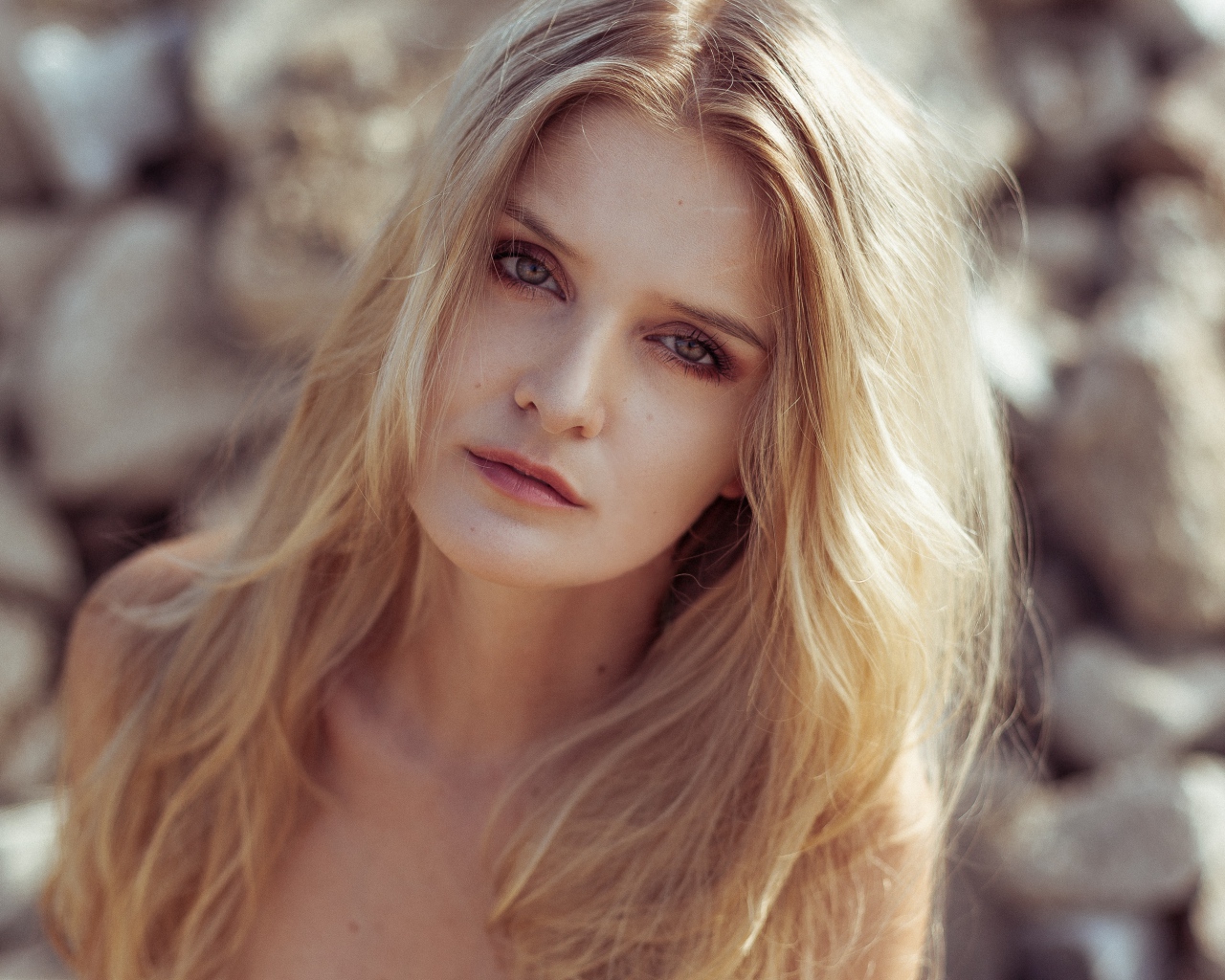 Длинноволосая блондинка крупным планом
