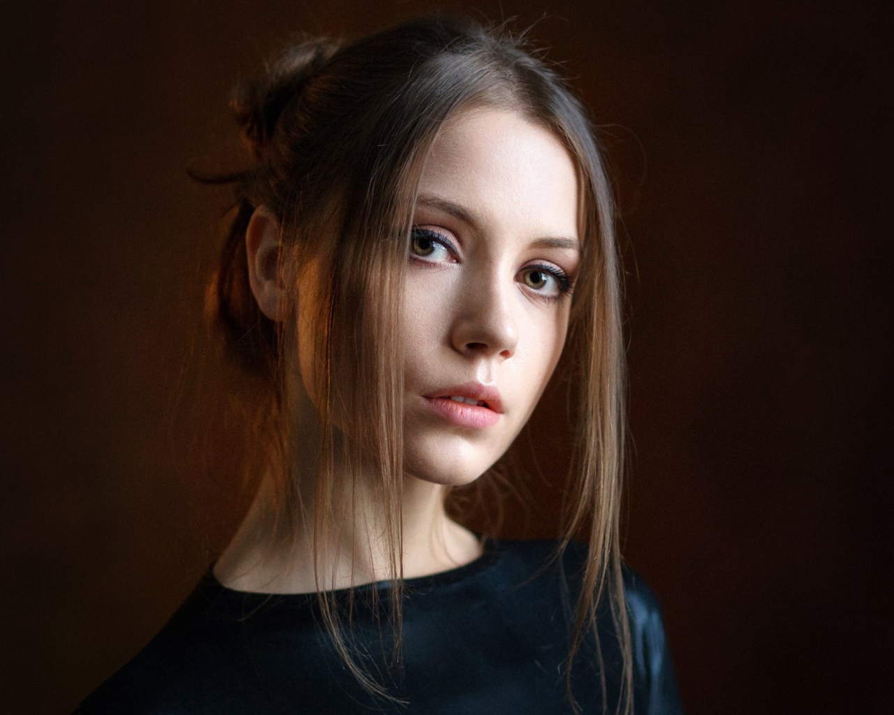 Милая девушка на коричневом фоне