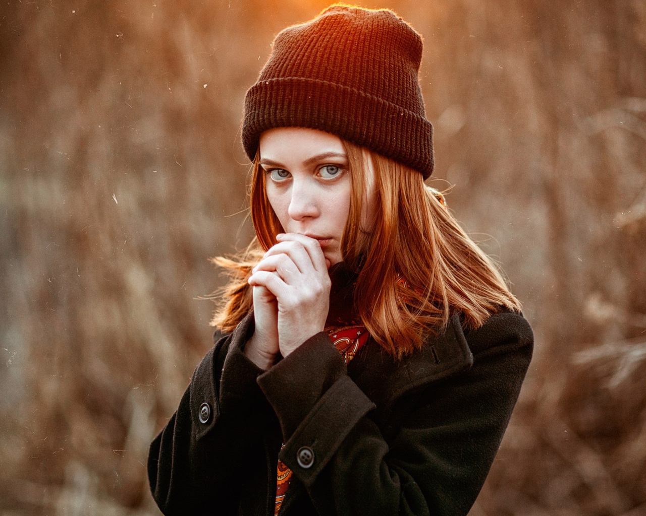 Рыжеволосая девушка в черной шапке в пальто 