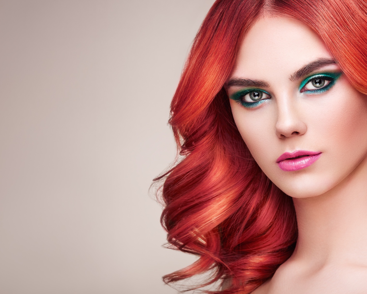 Рыжеволосая девушка с накрашенными глазами