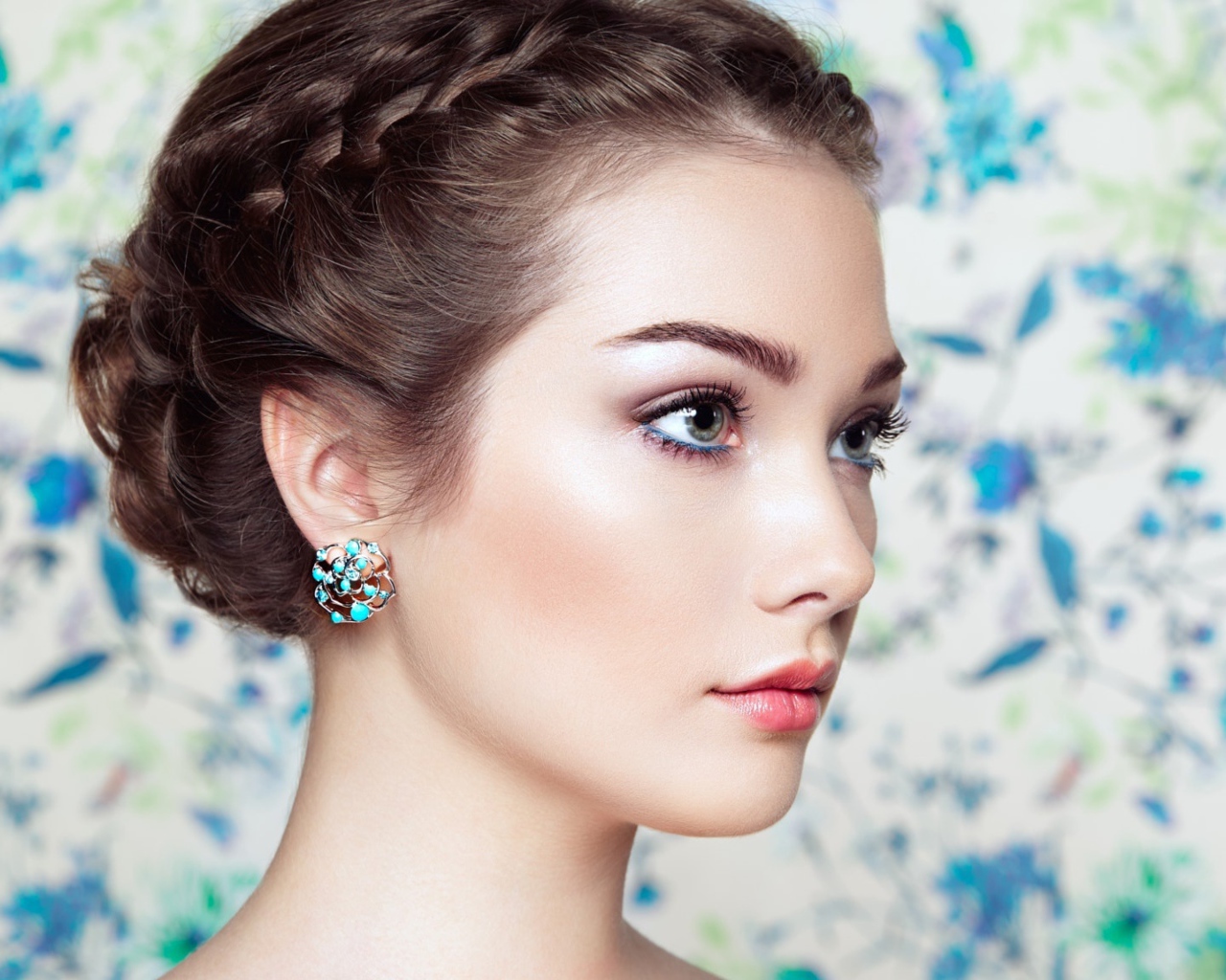 Красивая нежная девушка с прической вид сбоку