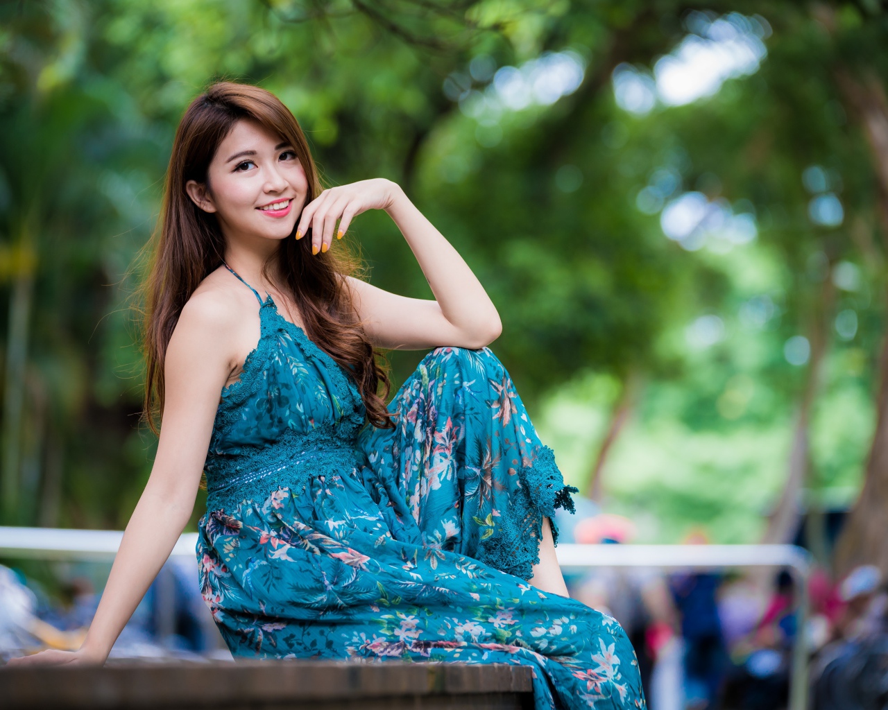 Улыбающаяся девушка азиатка в красивом платье