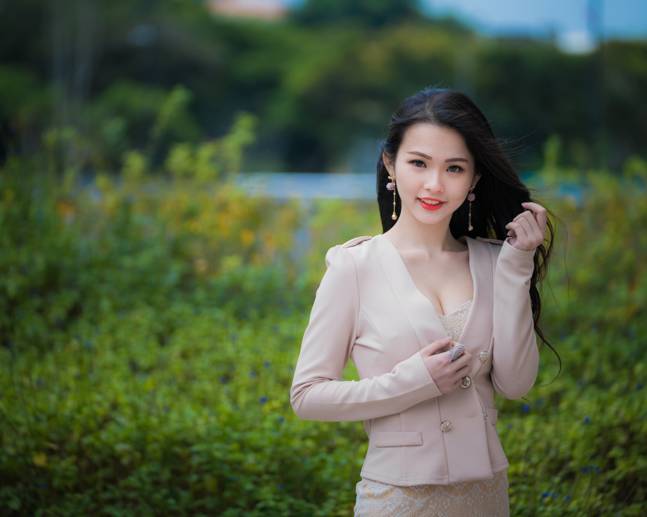 Улыбающаяся девушка азиатка в костюме