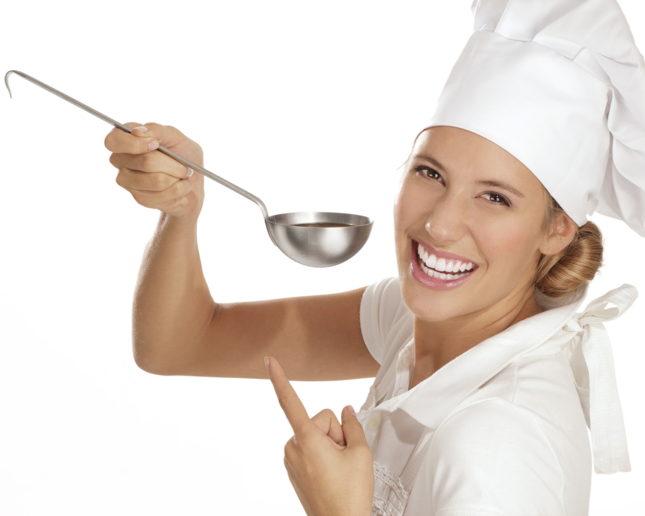 Улыбающаяся девушка в костюме повара с половником