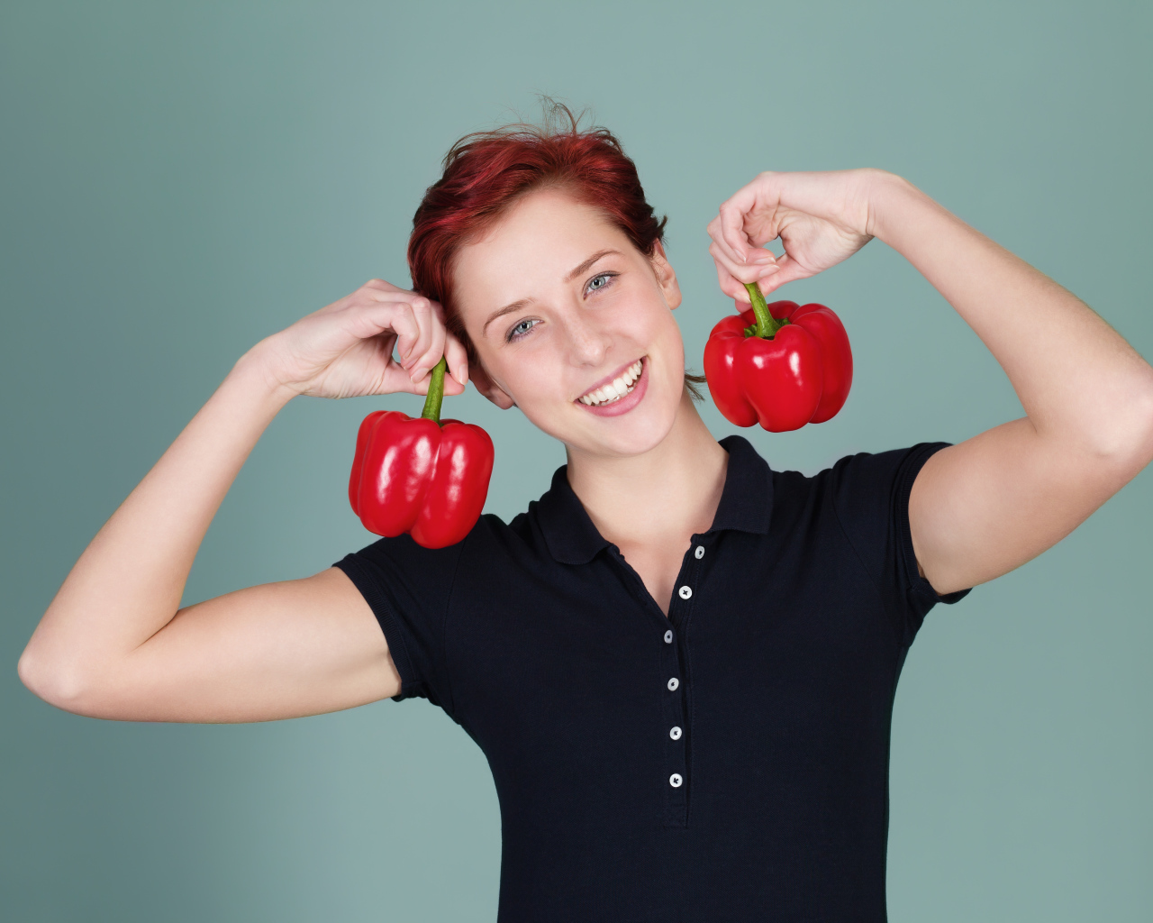 Улыбающаяся девушка с болгарским перцем в руках